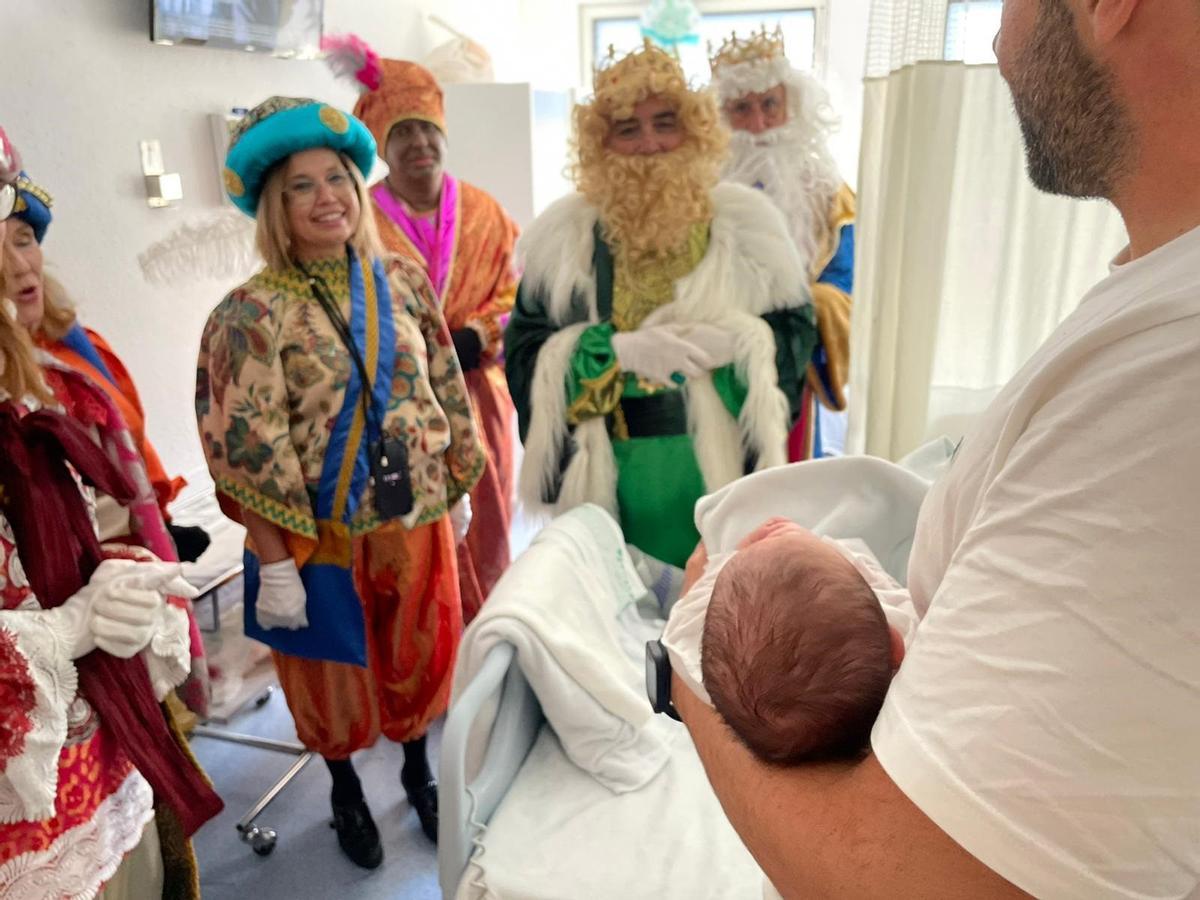 Los Reyes Magos visitan a los niños ingresados en el Hospital Materno Infantil de Málaga.