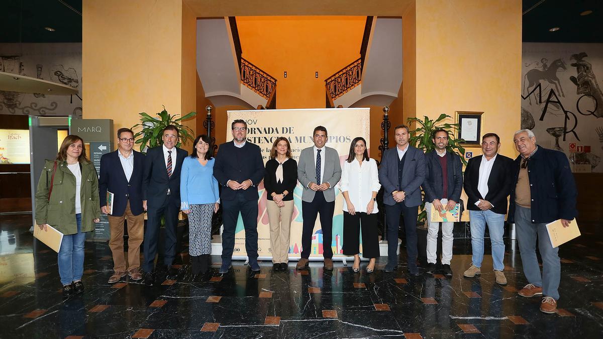 Foto de familia de los participantes en la jornada de la Diputación, con Mazón en el centro