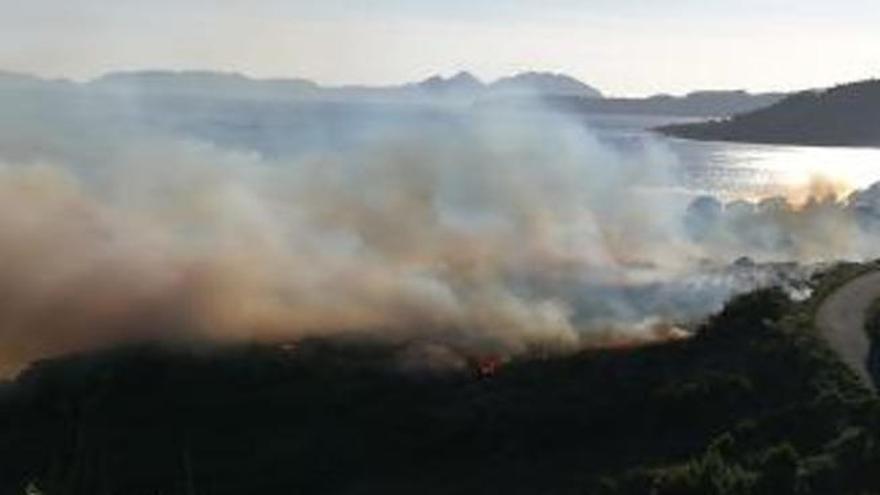 Movilizadas dos brigadas y motobombas por un incendio forestal en Darbo