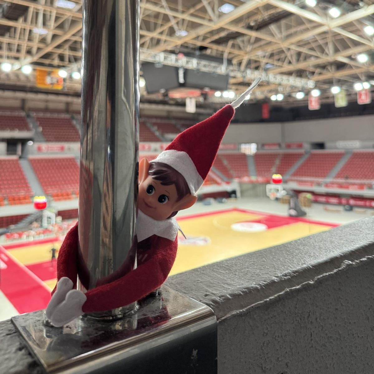 El elfo del Casademont Zaragoza, en el interior del pabellón Príncipe Felipe.