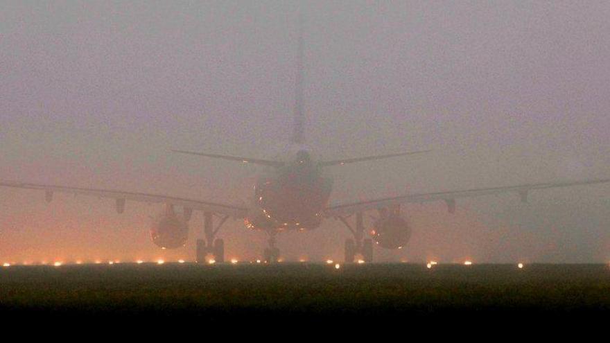 Un avión aterriza entre la niebla, en una imagen de archivo.