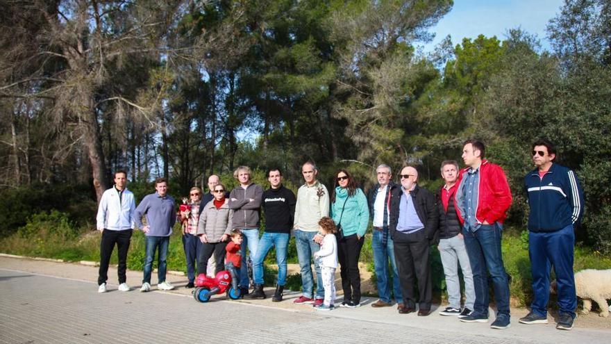 Vecinos afectados de Son Puig, junto al bosque donde se levantarán las torres