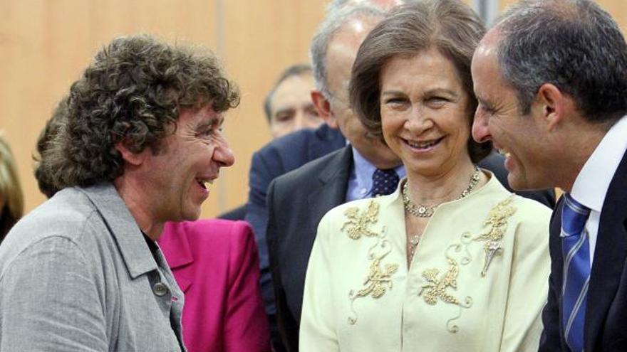 La Reina Sofía, junto al presidente de la Generalitat valenciana, Francisco Camps (d), conversa con uno de los profesores del Conservatorio Superior de Música Joaquín Rodrigo de Valencia.