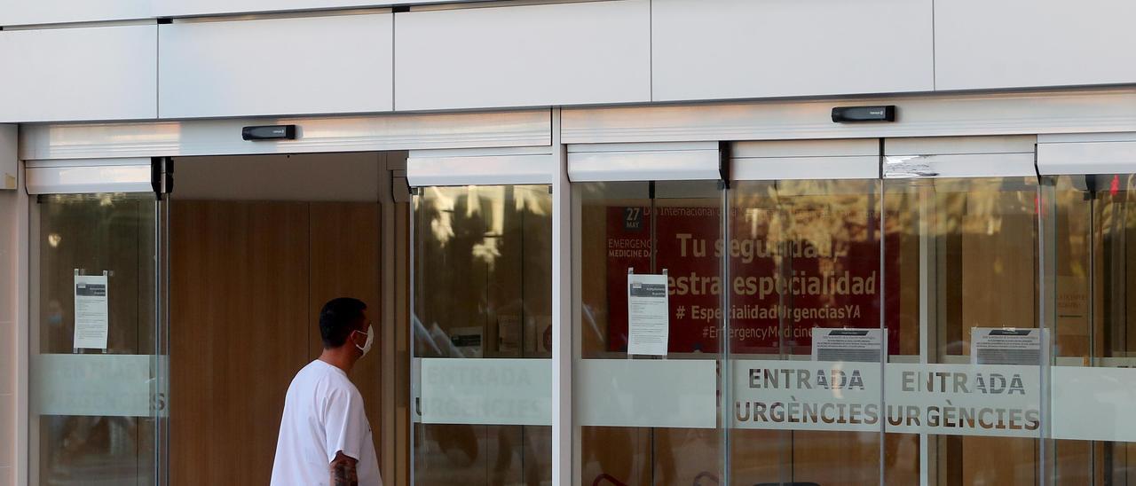 Puerta de Urgencias del Hospital Clínico de València.