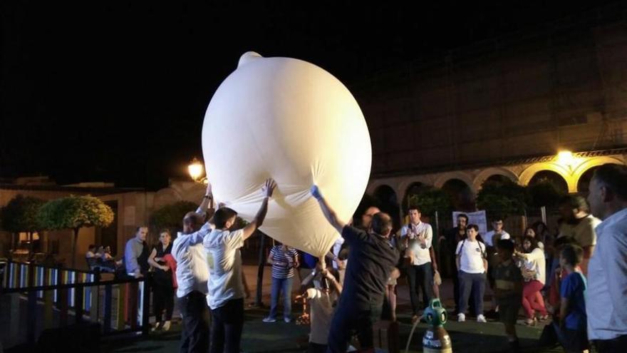 La Rambla lanza el primer globo de botijo a la estratosfera