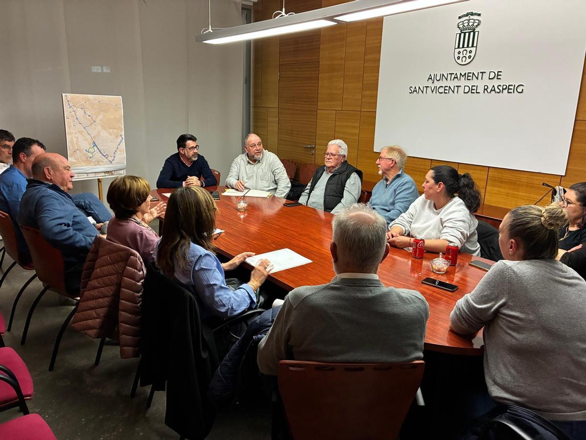 Un momento de la reunión del alcalde de San Vicente y el edil de Transportes con vecinos de las partidas y del extrarradio
