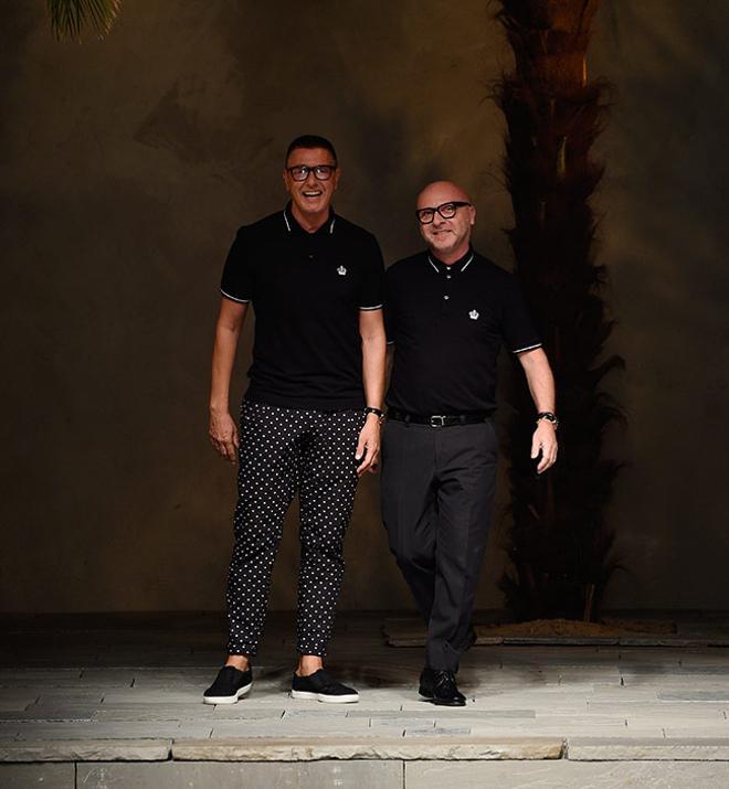 Los diseñadores Dolce &amp; Gabbana cerrando un desfile