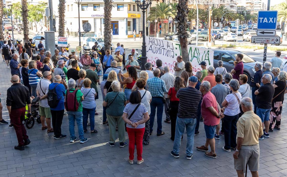 Manifestación frente a la estación de ADIF para la activación de las obras del Parque Central de Alicante.