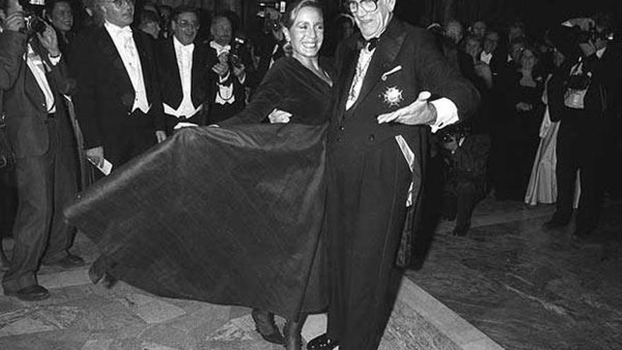 Cela baila con Marina Castaño en la entrega del premio Nobel.