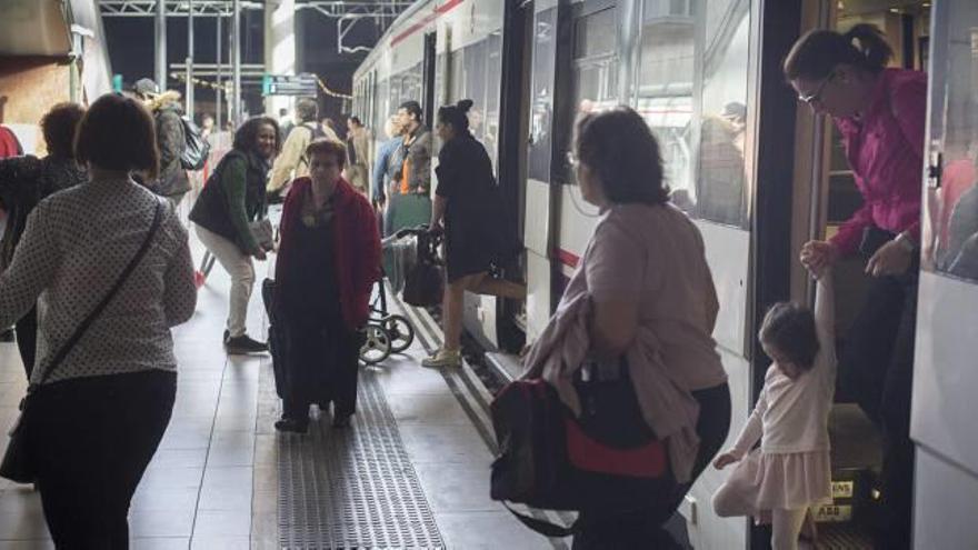 Viajeros de cercanías en la estación de Castelló.