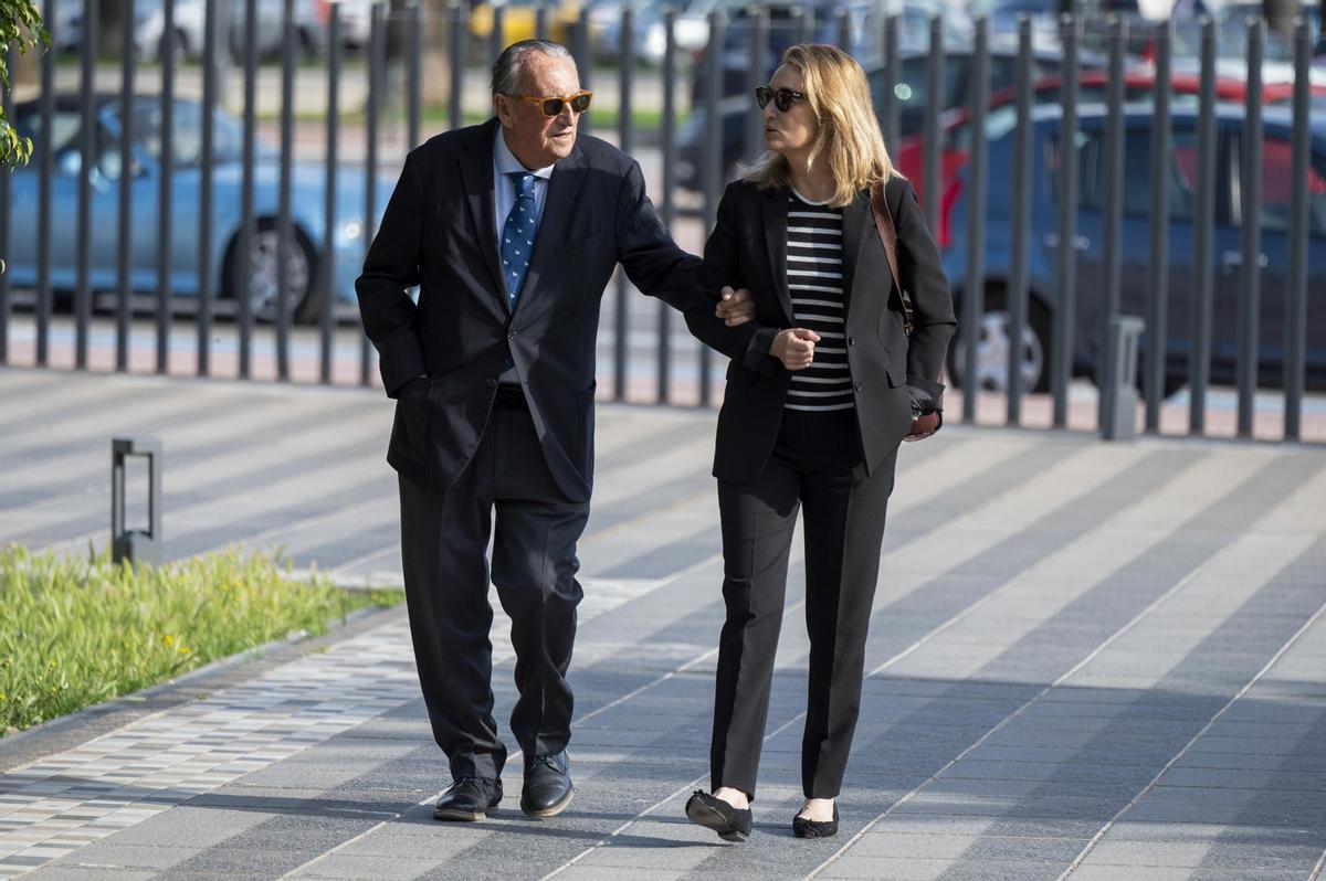 Carlos Fabra junto a su hija Andrea, de camino de los juzgados.