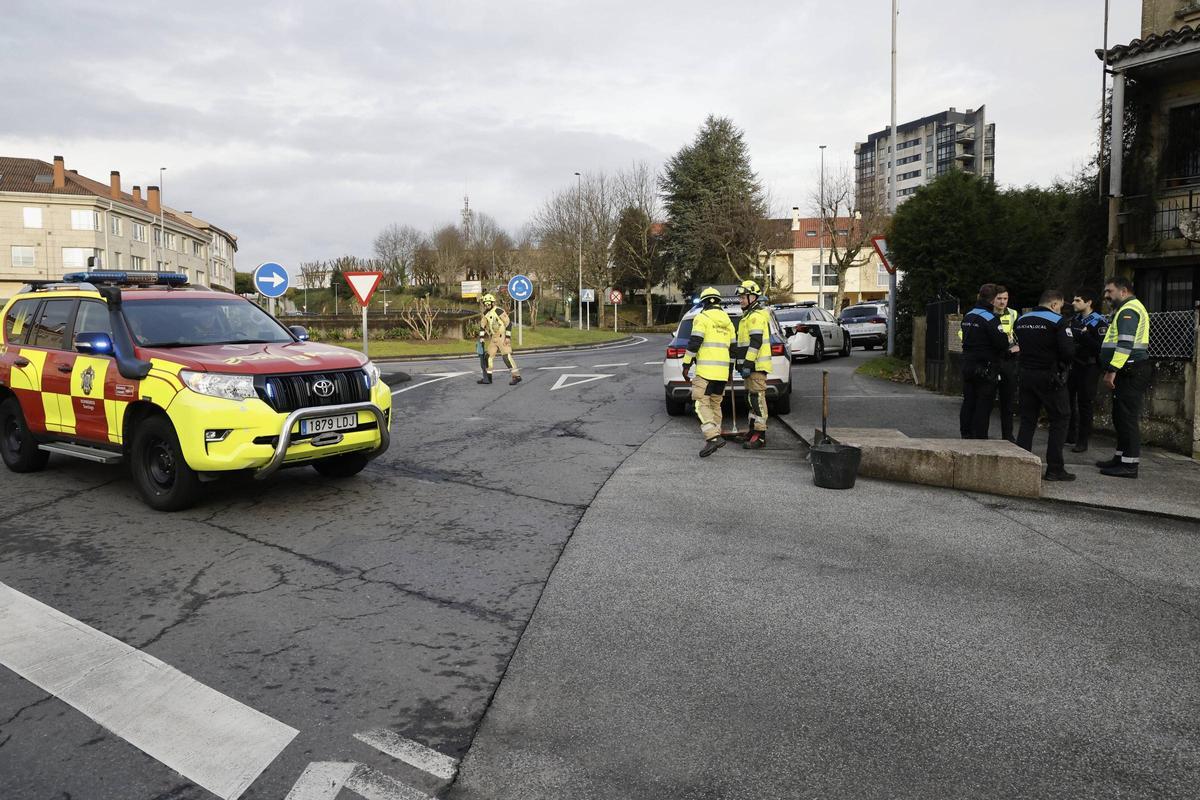 Hasta la zona también se desplazaron los Bomberos de Santiago para recoger los cristales de una de las ventanillas del vehículo.