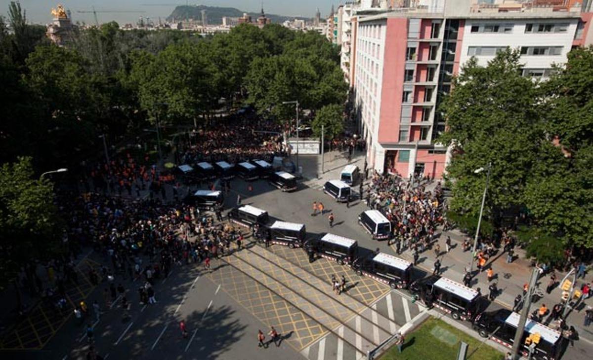 Els Mossos d’Esquadra impedeixen l’entrada dels indignats al parc de la Ciutadella al carrer de Marina amb Pujades.