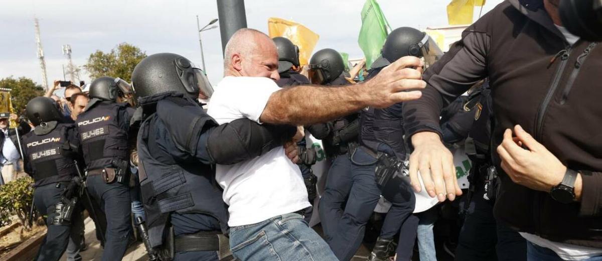 El secretario general de La Unió, Carles Peris, durante el bloqueo policial en el intento de cerrar los acceso al puerto de València
