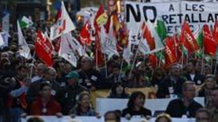 Miles de personas se han manifestado esta tarde en Alicante contra los recortes del Consell