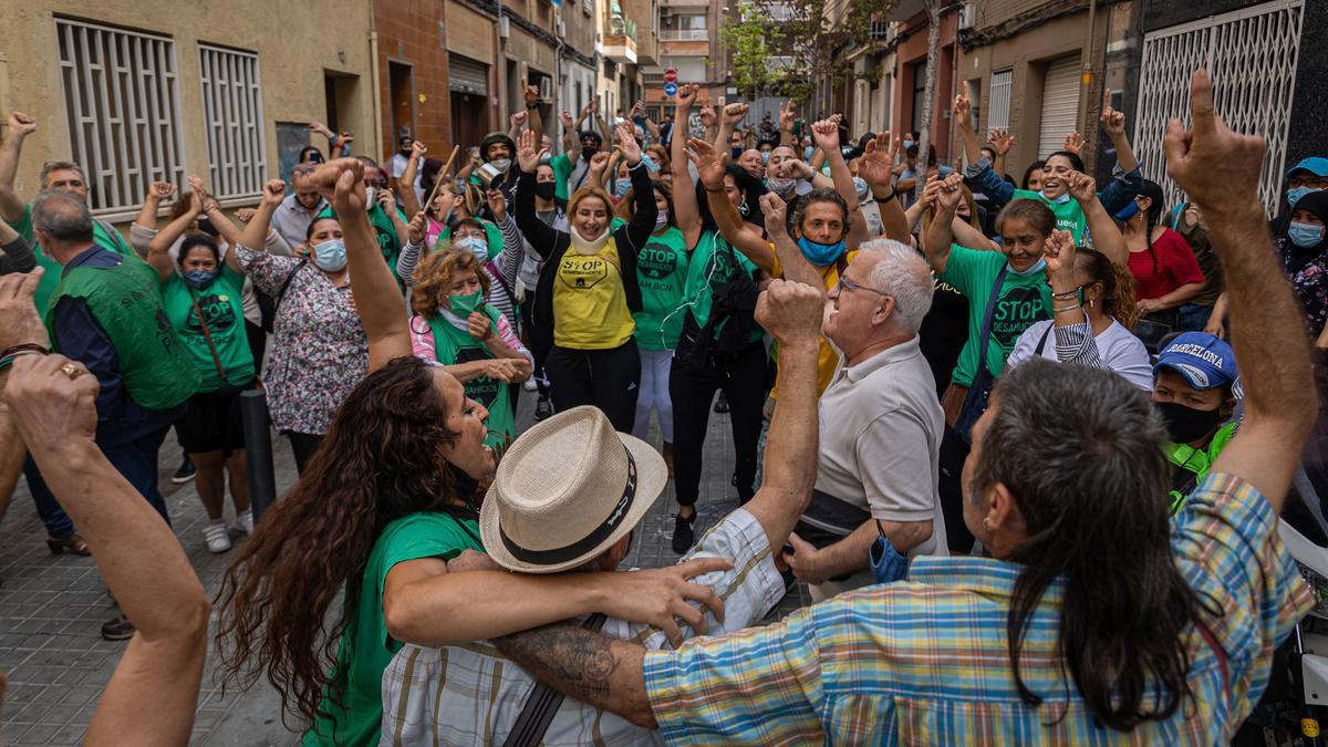 Barcelona 30/09/2021 Barcelona Nuevo intento de deshaucio de Ángel, 'el okupa bueno de l'Hospitalet'. Ángel ( de espaldas con sombrero) , vecinas y miembros de la PAH celebran el aplazamiento de deshaucio. AUTOR: JORDI OTIX