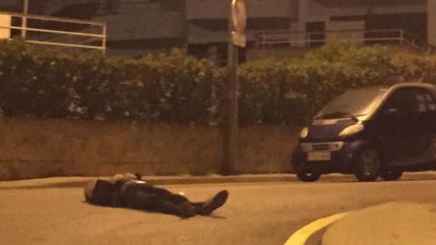 Un turista duerme la borrachera en mitad de la calle