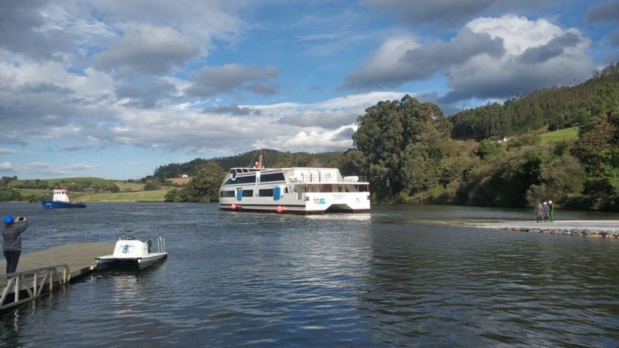 Gondán estrena con éxito la rampa de botadura del muelle sur de Castropol