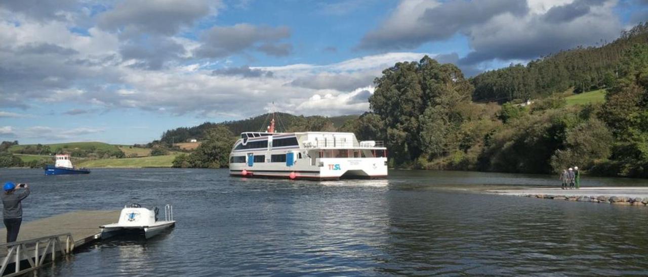 El barco, nada más tocar la ría del Eo, con la rampa a la derecha. | T. C.