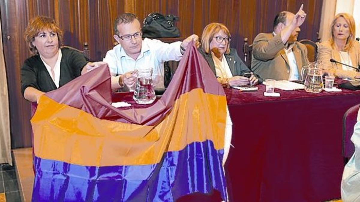 Ediles del PSC de Figueres exhiben una bandera republicana, ayer.