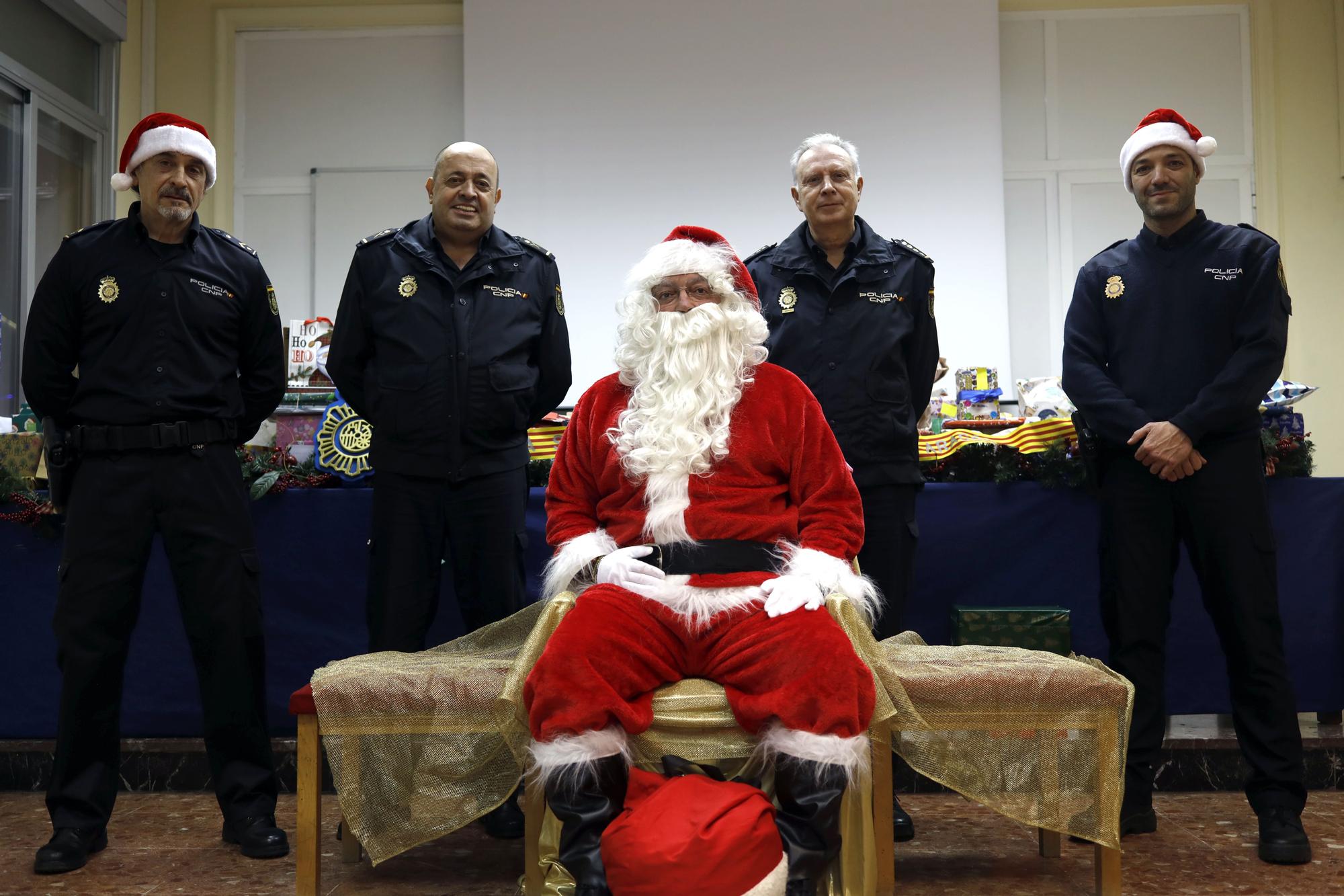 Papá Noel visita a los hijos de los agentes de Policía Nacional de Aragón