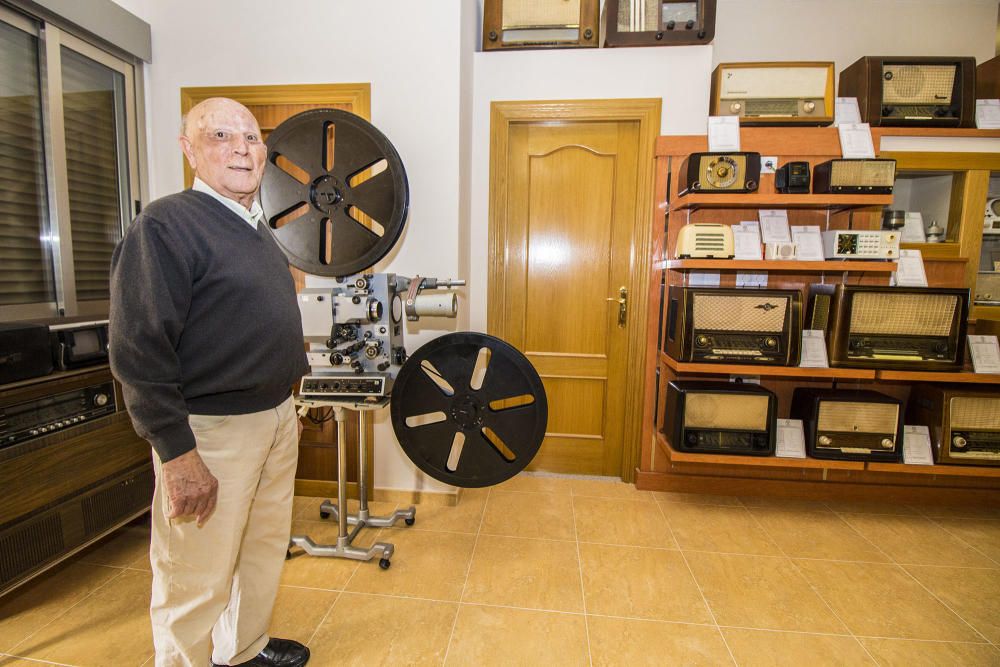 Un coleccionista atesora más de 400 aparatos radiofónicos de todo el mundo fabricados en los últimos 90 años