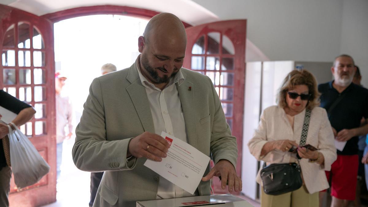 El líder local del PSOE, Manolo Torres, vota en la consulta a la militancia sobre la moción de censura en Cartagena