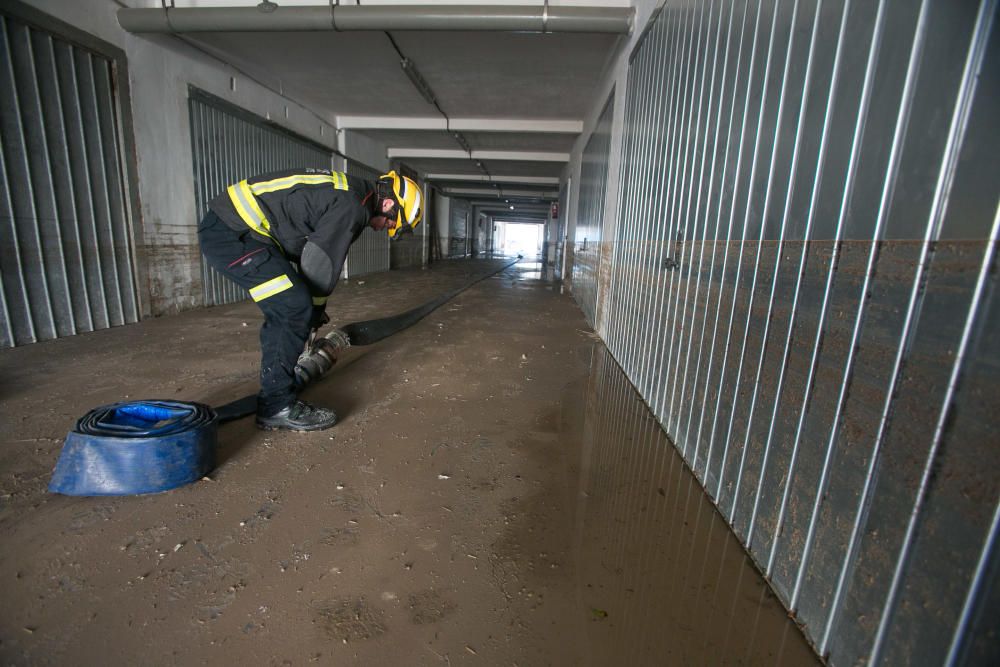 Tres edificios de la playa de San Juan siguen anegados y 120 viviendas sin luz ni agua