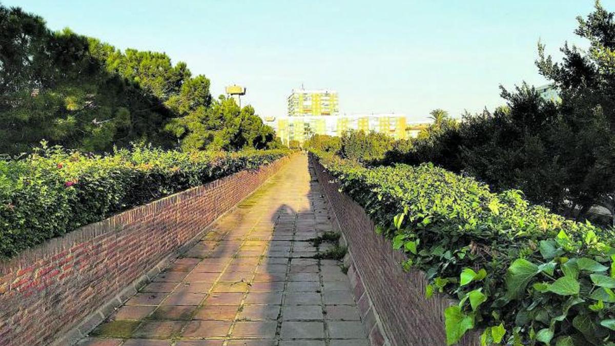 El alargado mirador, un jardín en el Parque del Oeste.