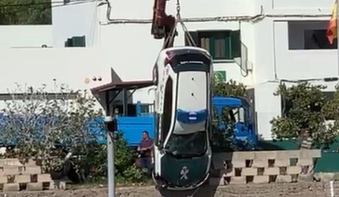 Un coche de la Guardia Civil cae por un muro en La Aldea