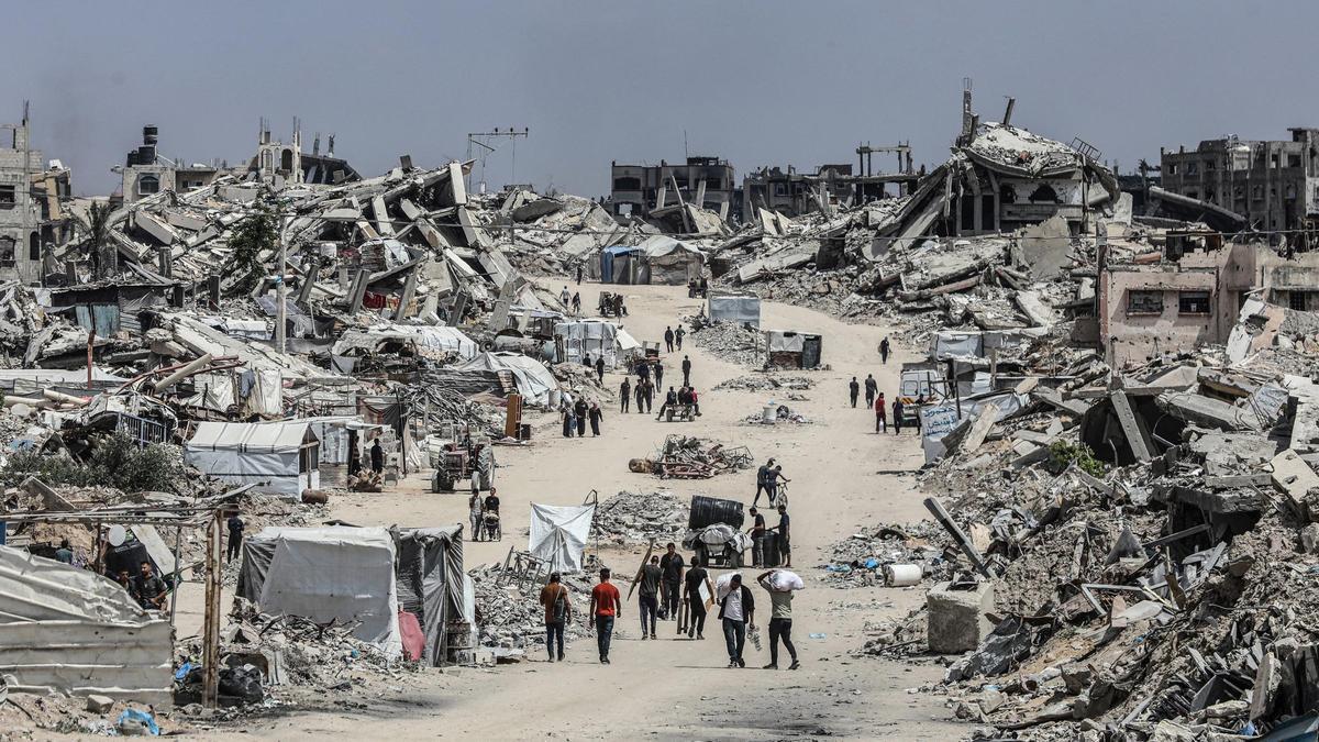 Palestinos desplazados en la ciudad de Yabalia ante la intensificación de la ofensiva militar de Israel contra la Franja de Gaza (archivo)