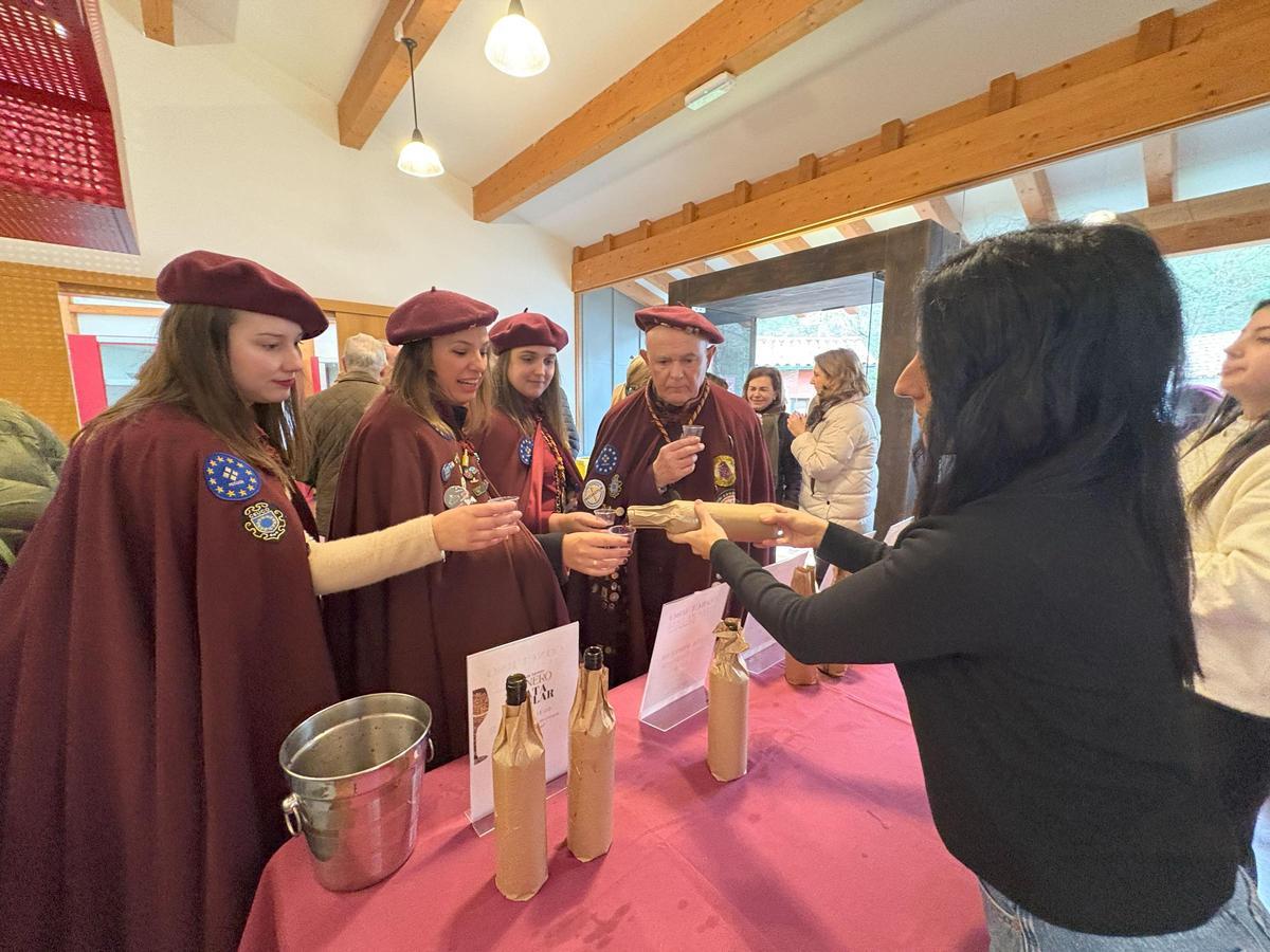 Integrantes de la Cofradía del Vino durante la cata popular en Santiso 2025.