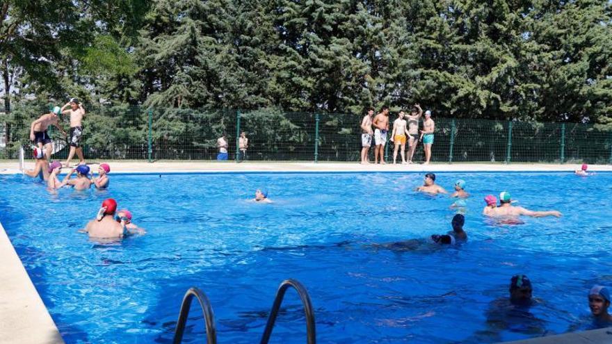 La piscina de Los Bloques aún no está lista y retrasa su apertura