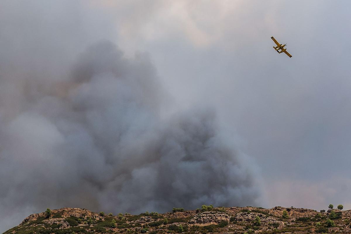 Incendio forestal en la Serra de la Calderona visto desde Gátova