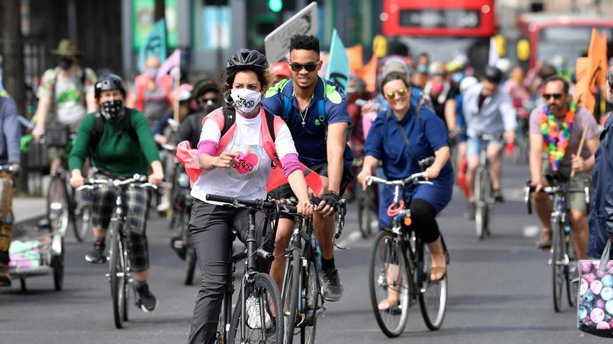 Movilizaciónen Londres para pedir más carriles para bicicletas y menos vehículos en las carreteras.