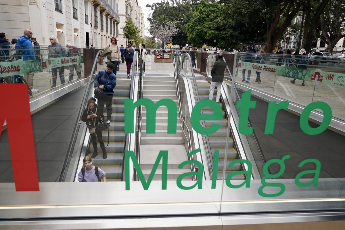 Diciembre de 2023. Usuarios del metro de Málaga.