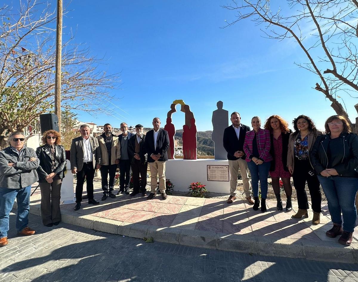 La escultura El Migrante ha sido inaugurada por el alcalde de Moclinejo,  Antonio Muñoz Anaya.