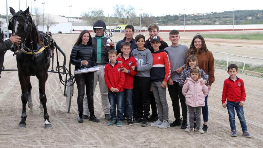 Tomeu Llobet acompañado de jóvenes admiradores exhibe el trofeo conquistado en Manacor con Blackfly HF.