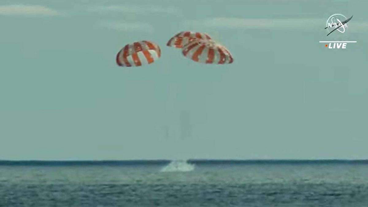 In this still image taken from NASA TV, NASA's unmanned Orion spaceship splashes down in the Pacific Ocean off Baja California, Mexico, on December 11, 2022. - Orion was launched November 16 on the Artemis rocket for a 25-day mission to the Moon. (Photo by Jose ROMERO / NASA TV / AFP) / RESTRICTED TO EDITORIAL USE - MANDATORY CREDIT &quot;AFP PHOTO / NASA TV&quot; - NO MARKETING NO ADVERTISING CAMPAIGNS - DISTRIBUTED AS A SERVICE TO CLIENTS