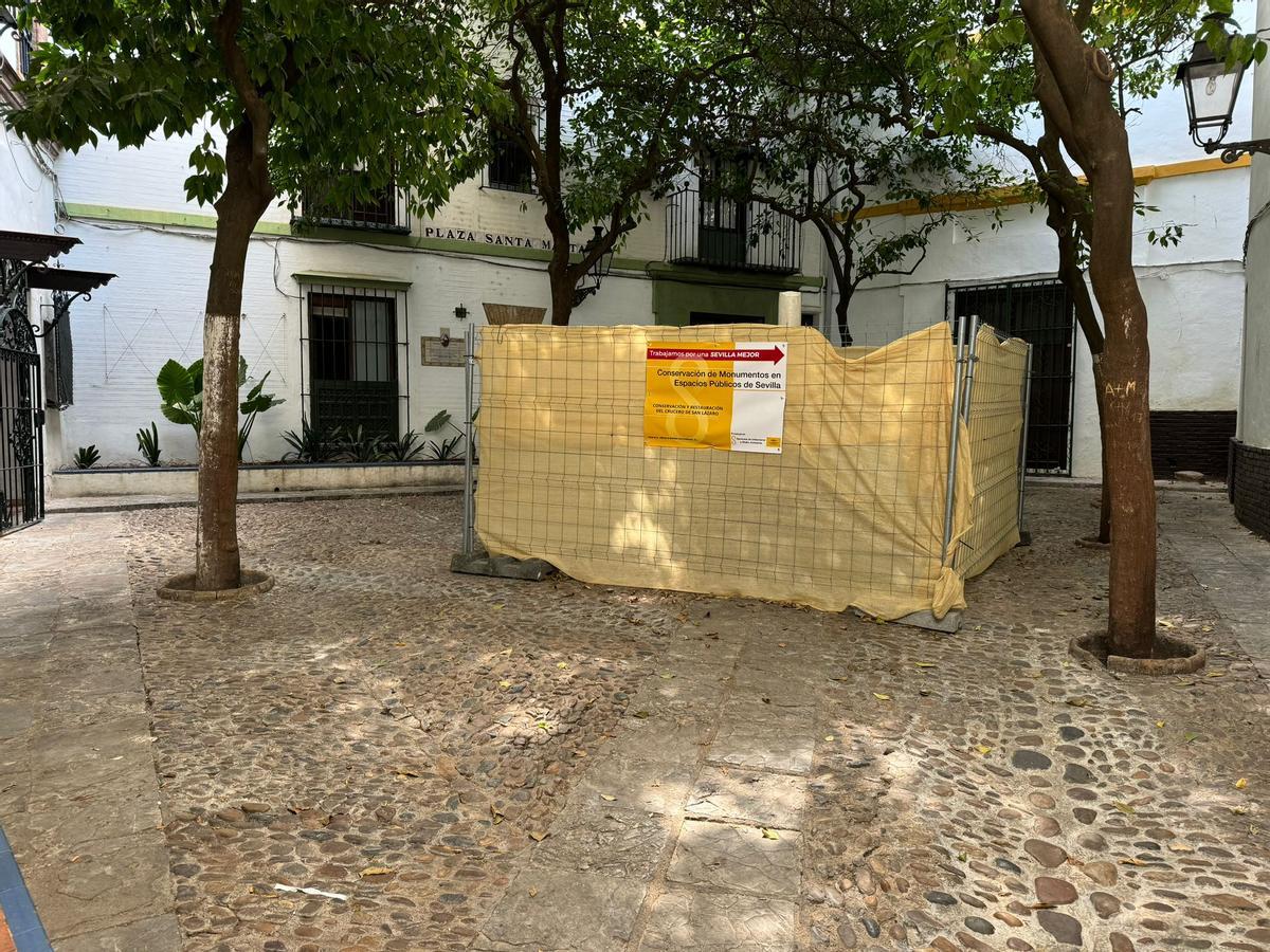 La Cruz de la Plaza de Santa Marta ya está vallada.