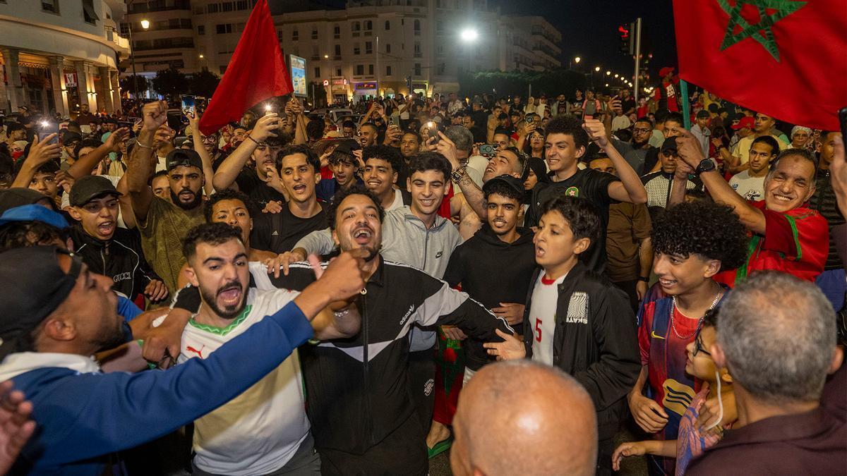 Aficionados marroquíes se reúnen para una retransmisión pública del partido del Mundial contra los Países Bajos.