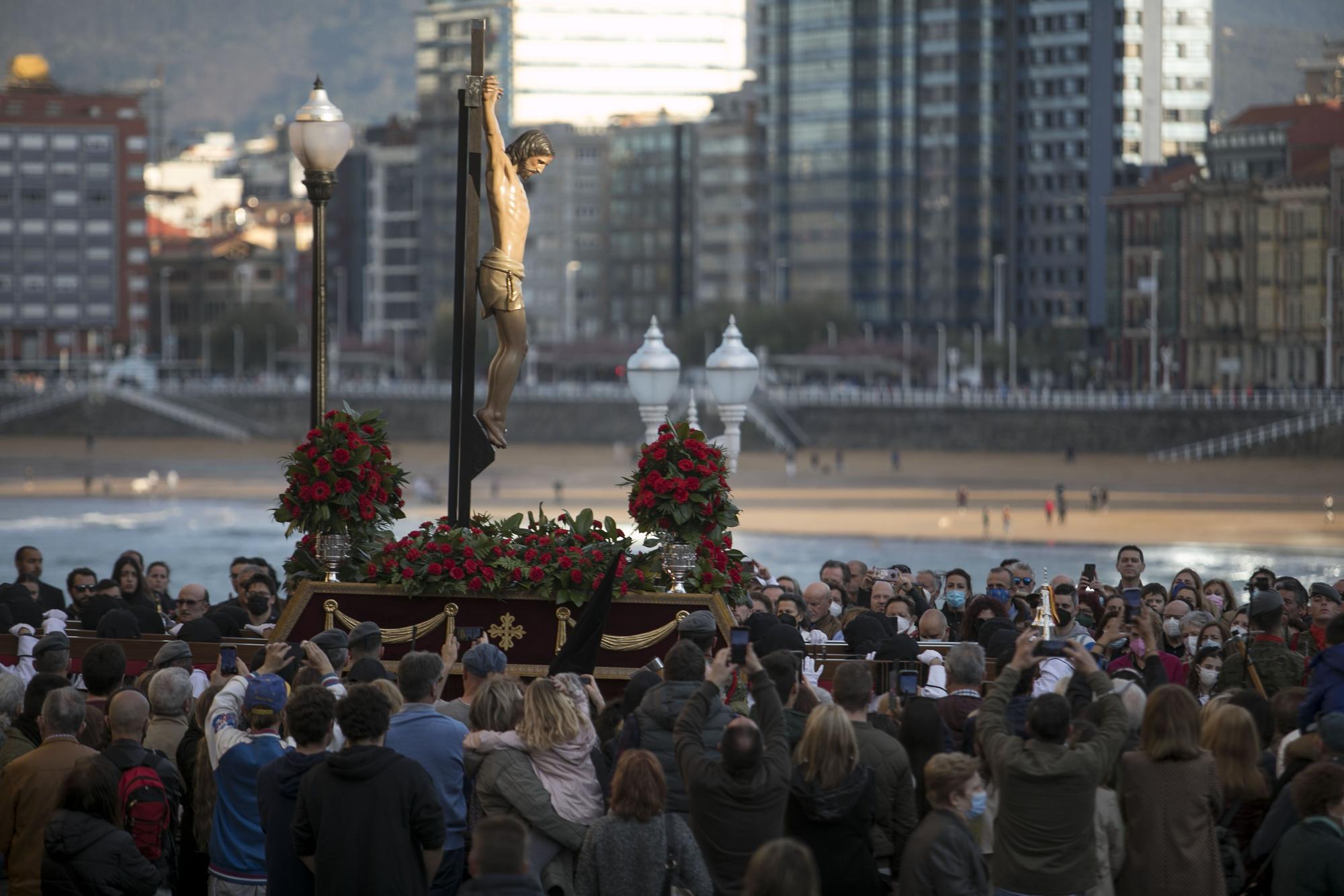 EN IMÁGENES: Gijón arropa al Cristo de los Mártires en su regreso a las calles