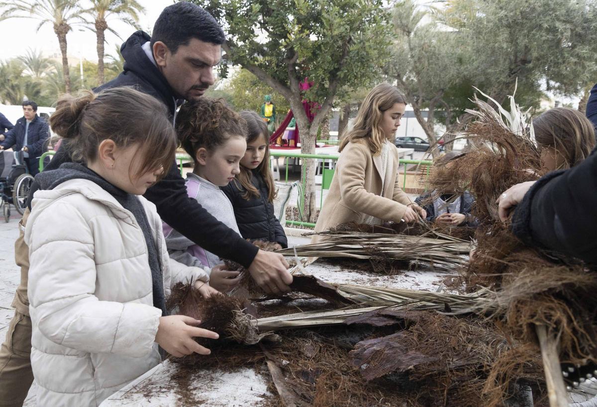 Talleres de “atxes” en Elche para promover una tradición difícil de mantener
