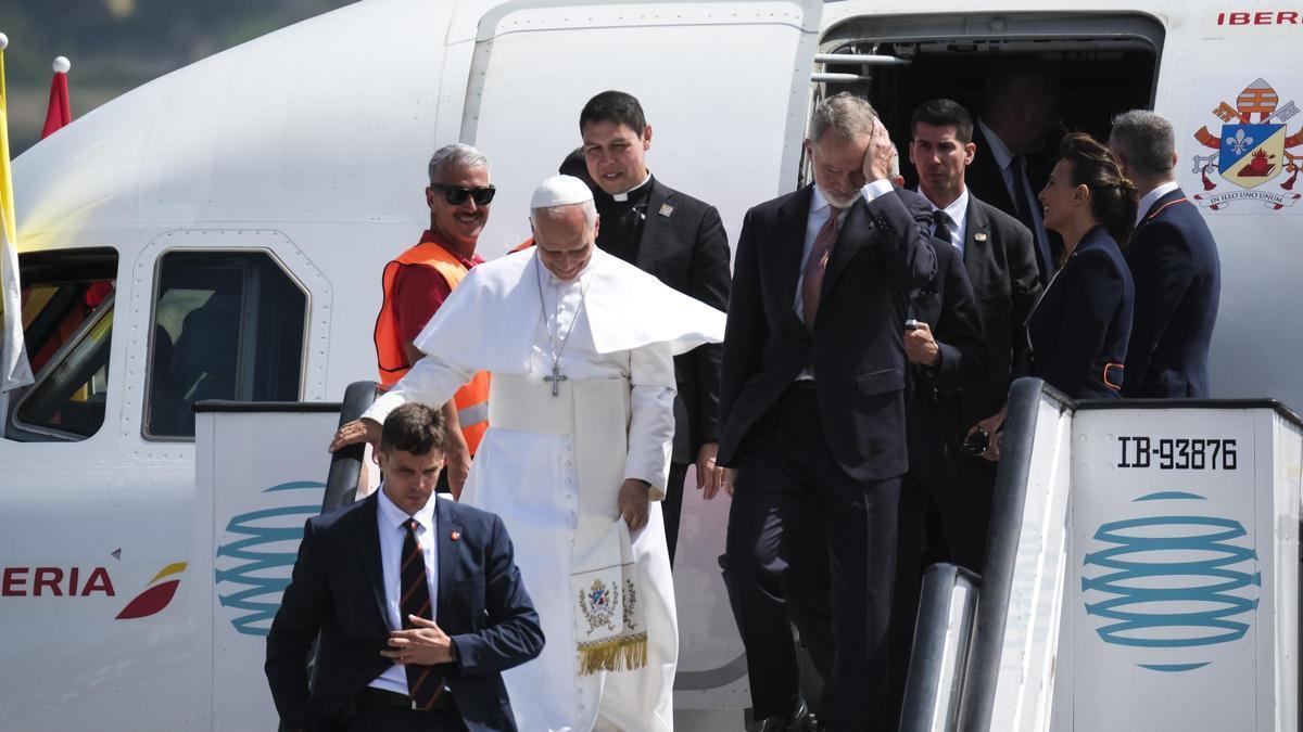 El Papa, baixant d'un avió.