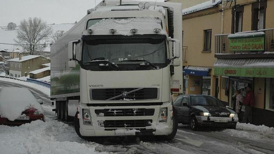 Un camión, con dificultades para transitar por Alcañices.