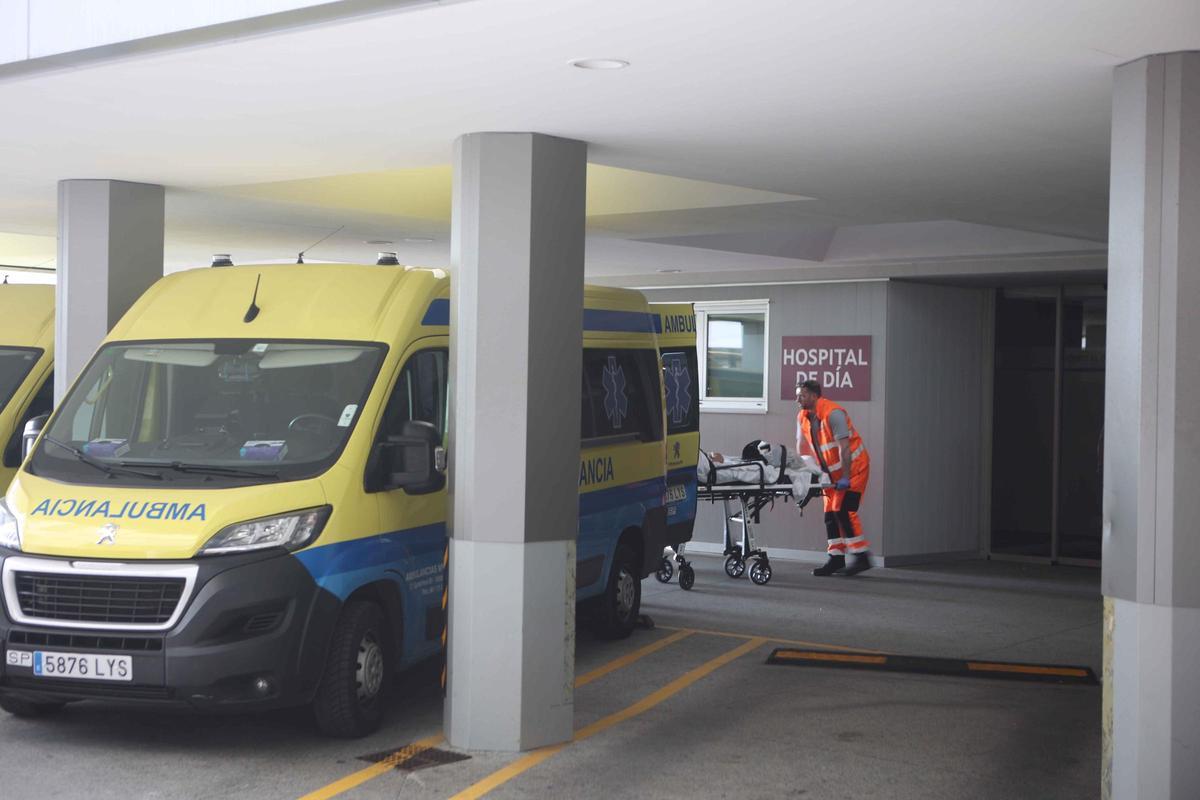 Una ambulancia en el CHUAC.