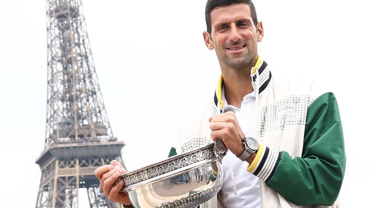 Djokovic, ayer, con el trofeo ante la Torre Eiffel.