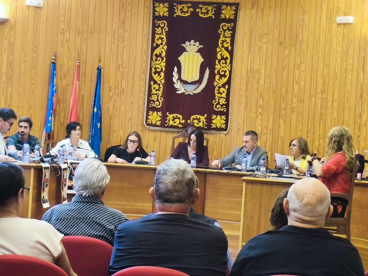 Feli Bondia, al lado de Martín Pérez, en el último pleno extraordinario.