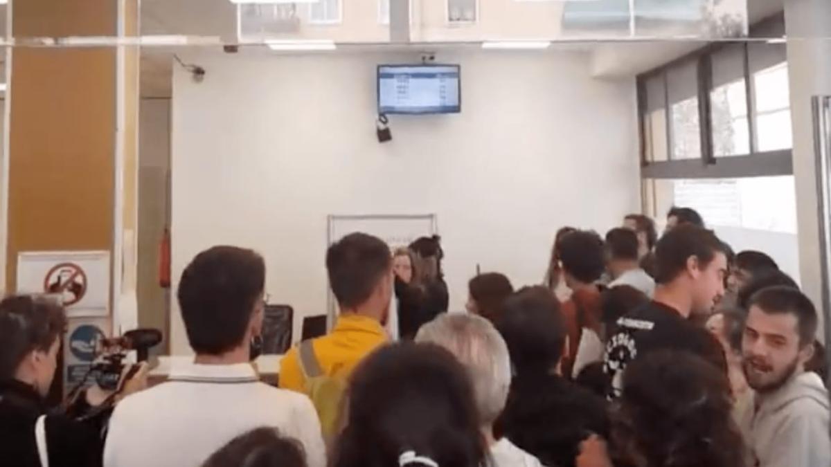 Activistas del Sindicato de Vivienda de Valencia irrumpen en la sede de la Entidad Valenciana de vivienda para reclamar pisos sociales