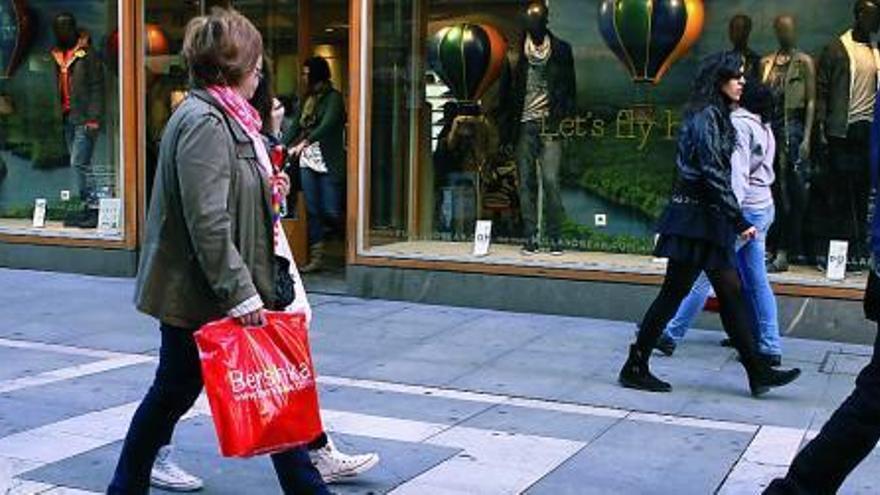 Varias personas en la calle de Santa Clara, en la capital.